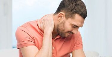 Servikal osteokondrozu olan bir erkeğin boynundaki ağrı
