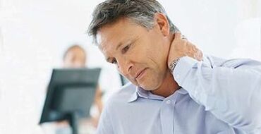 Servikal osteokondrozun semptomları arasında boyun ağrısı bulunur