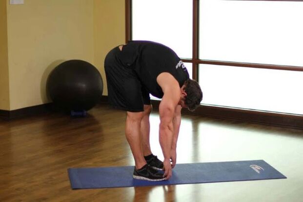 Kalça osteoartriti için egzersiz - ayaklara dokunarak eğilme