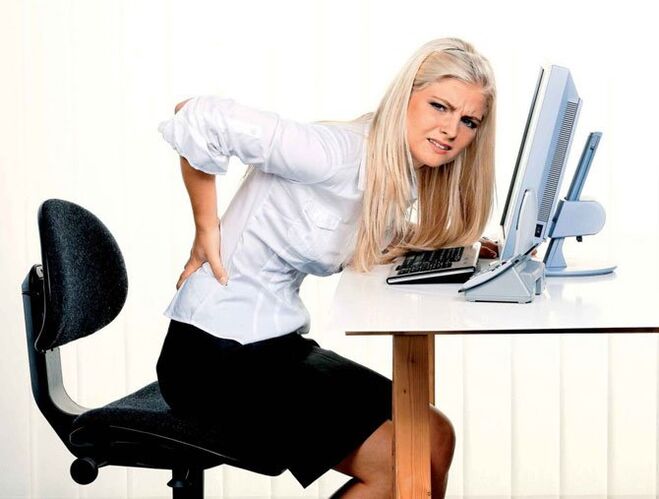 Kızın sırt ağrısı var